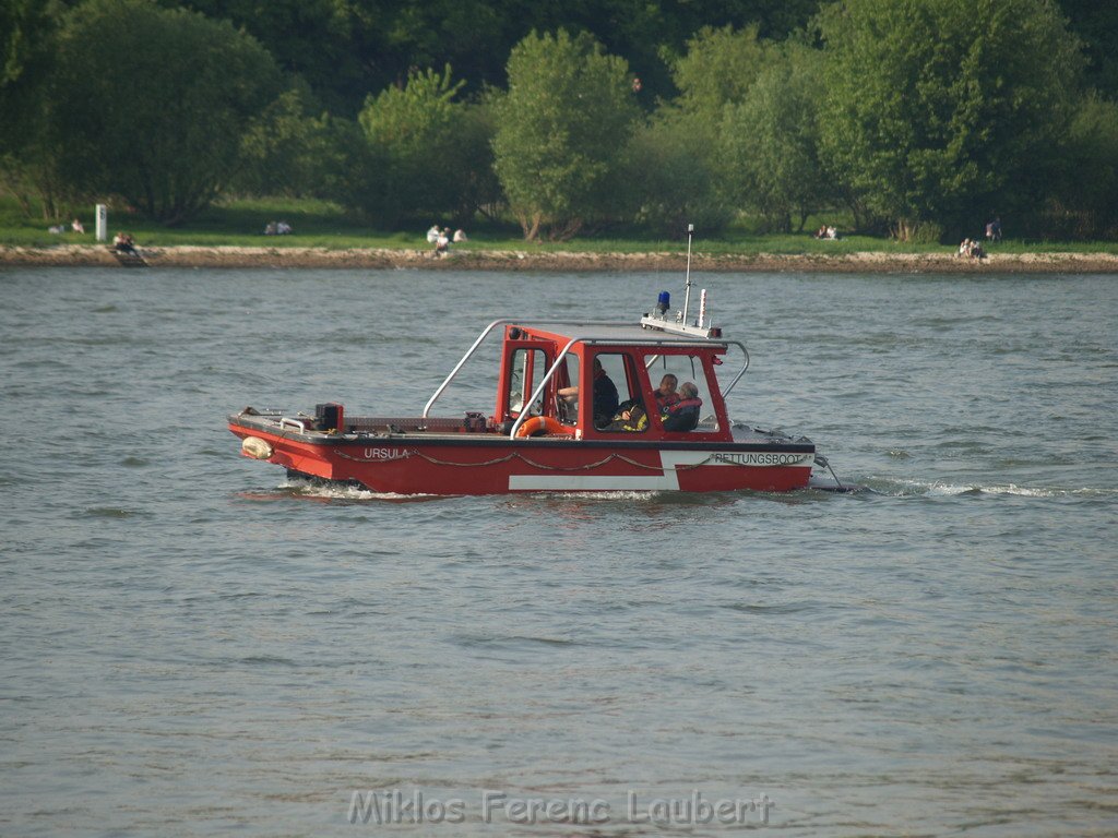 Kleine Yacht abgebrannt Koeln Hoehe Zoobruecke Rheinpark P043.JPG